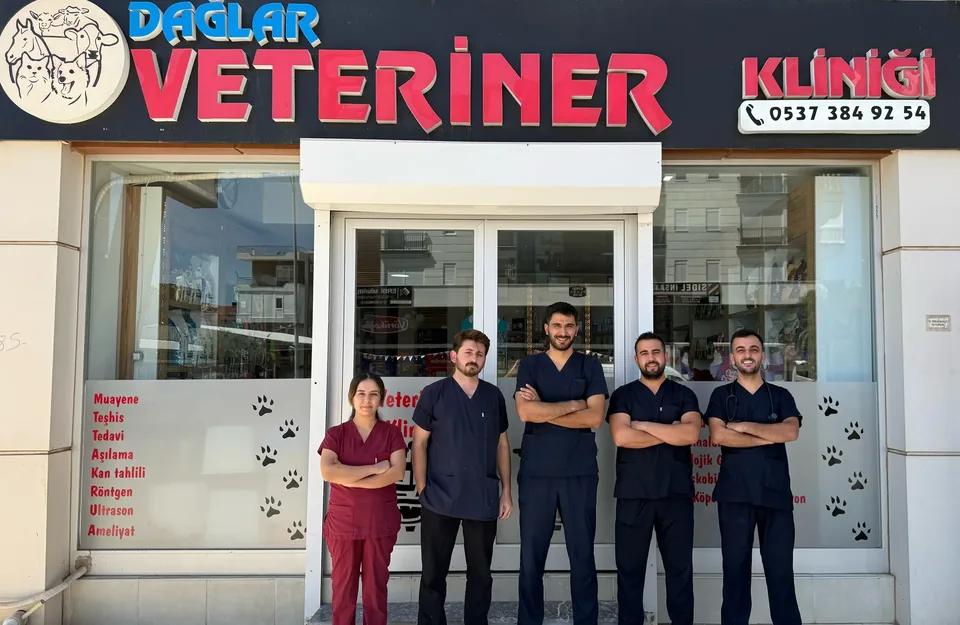 Klinik ekibi kliniğin girişinde