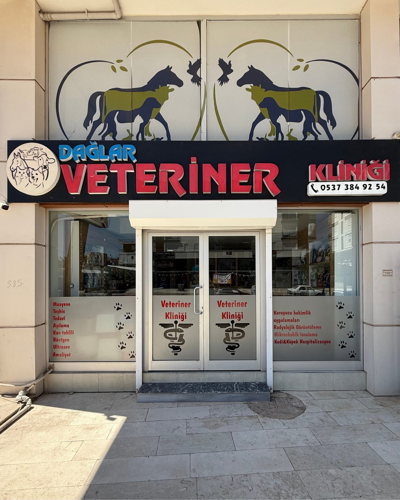 Dağlar Veteriner Kliniği'nin cadde üzerindeki cam cephesi ve girişi