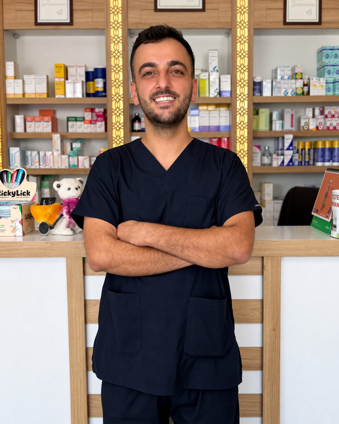 Klinik ekibinden bir veteriner hekim, muayene alanında