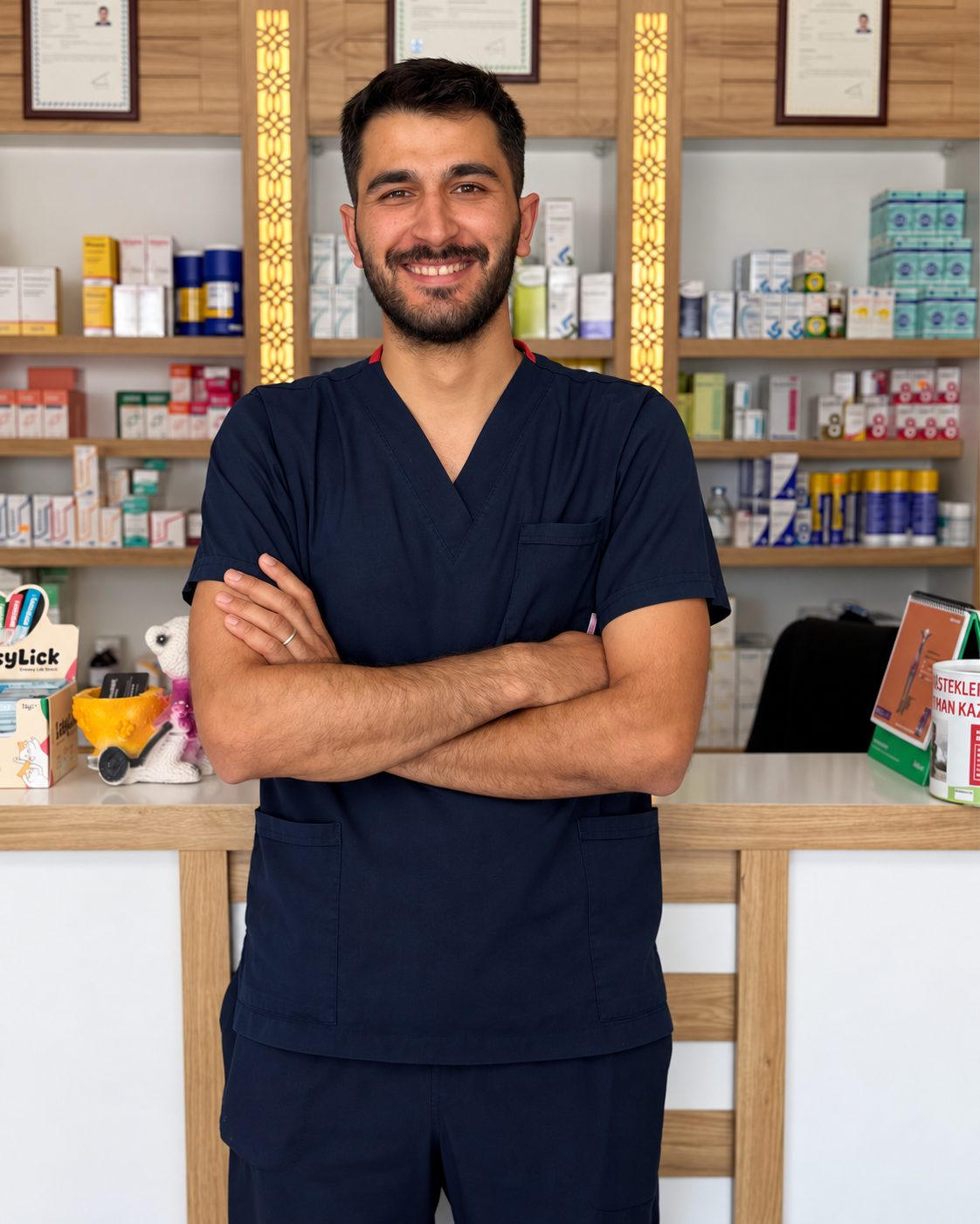 Klinik ekibinden bir veteriner hekim, klinik içinde