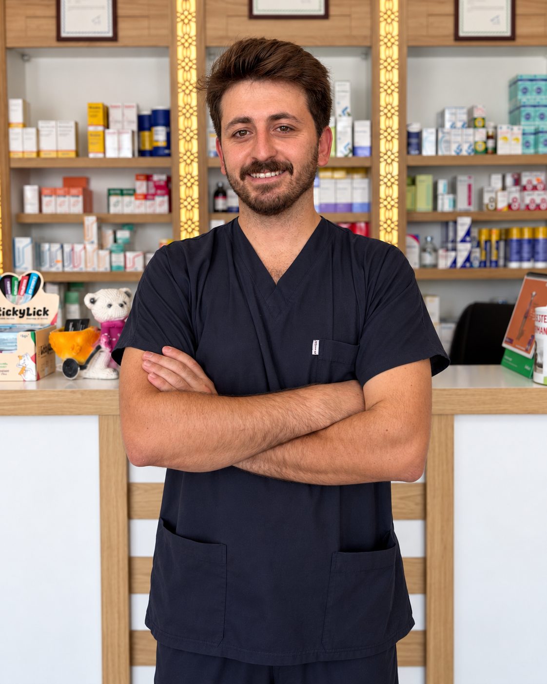 Klinik ekibinden bir çalışan, karşılama bankosunda